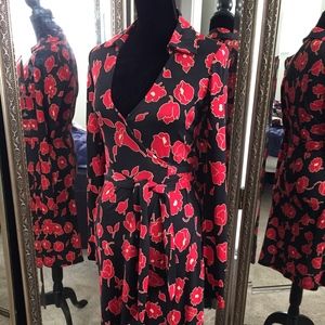 Diane Von Furstenberg 100% Silk Wrap Dress size 2